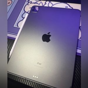 Apple iPad Pro 11-in cellular unlocked and wifi, Apple Pen, Bluetooth keyboard